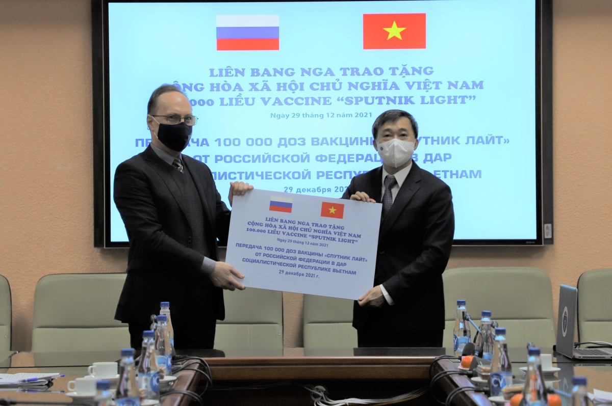 Vietnam receives 100,000 Sputnik Light vaccine doses from Russia